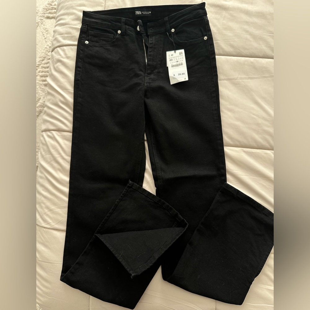 NWT- High rise Zara Jeans with slit on the bottom (very trendy and stretchy)